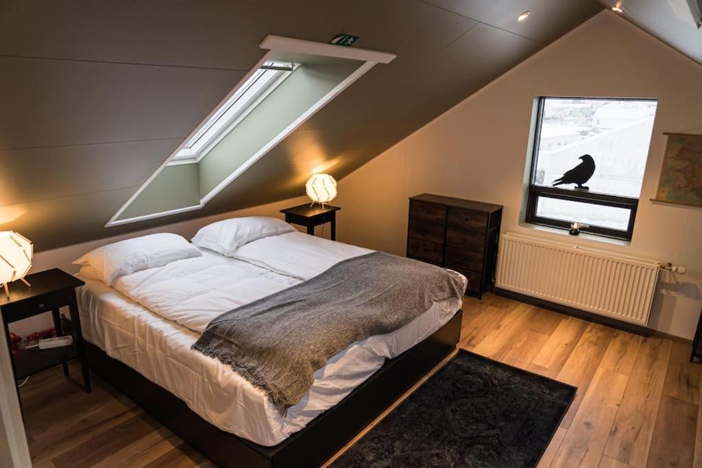 Scenic Penthouse - Ocean View & Skylight Windows Leilighet Siglufjordur Eksteriør bilde